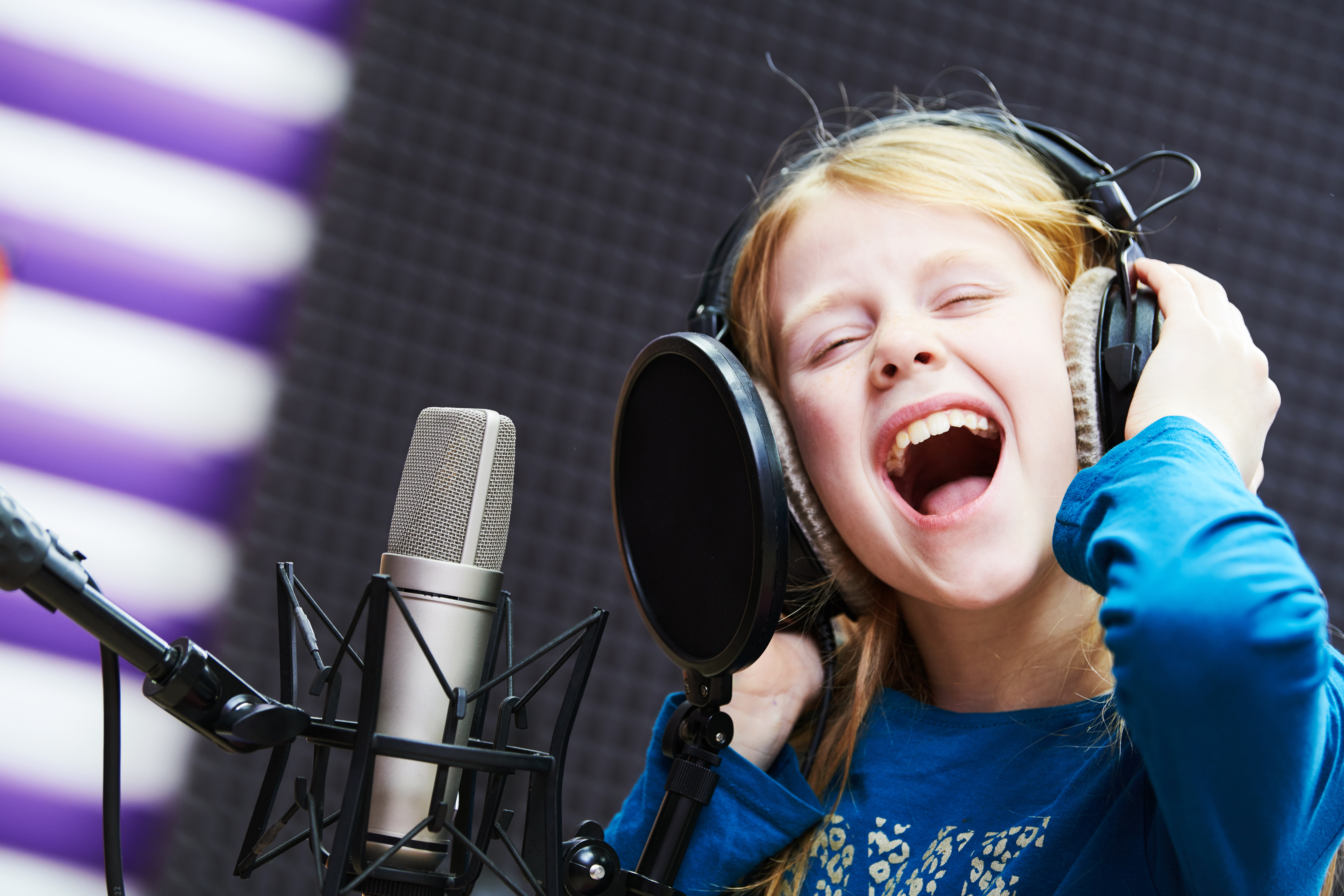 Небольшое вокальное. Девочка поет в студии. Дети поют. Музыкальная студия для детей. Вокал дети.